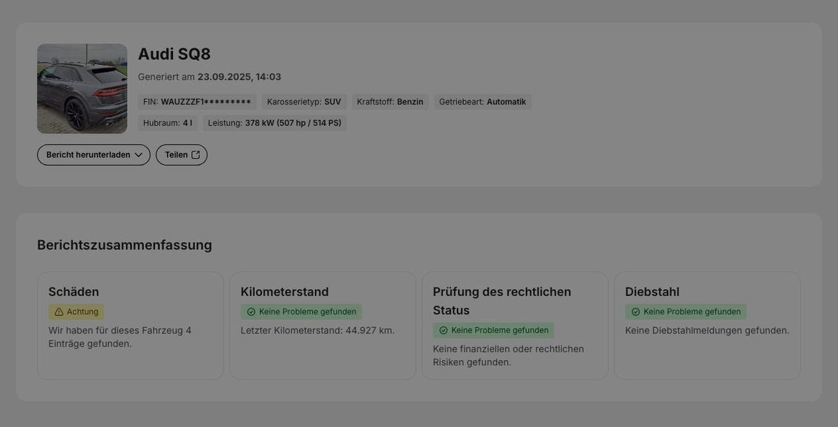 Zusammenfassung eines Fahrzeugberichts zu einem Audi SQ8 mit Kacheln zu Schäden, Kilometerstand, rechtlichem Status und Diebstahl, Fahrgestellnummer teilweise verdeckt